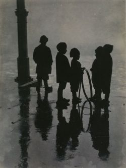 Henri Berssenbrugge, Children with Hoop and Spile, Fish Market, Rotterdam, 1910