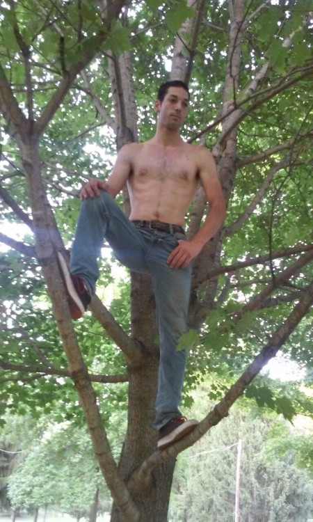 flynn2392:  Posing in a tree and not diapered (sadly) but tell ne what you think ad follow for a follow.  Looking so handsome in those jeans. Would have loved to have seen you forget your weren’t diapered and watch you pee in those pants.