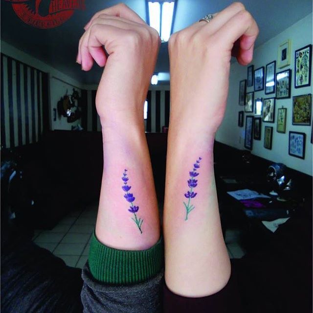 pekejlo:Fuimos por un corazón, salimos con lavanda ❤️ #tattoo #friendstattoo