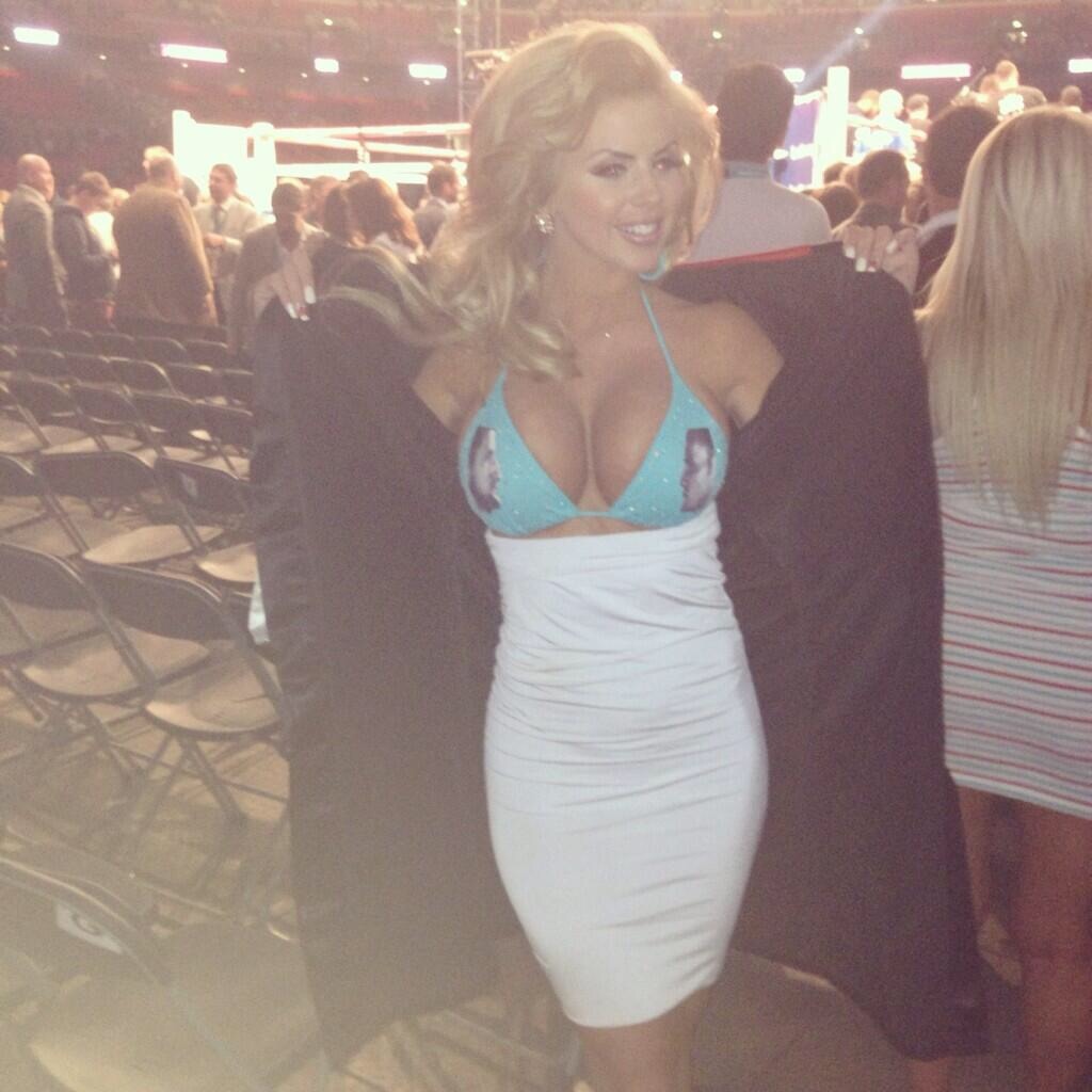 Fight? What fight? With Hannah Owens wearing this hot outfit as the ring card girl,