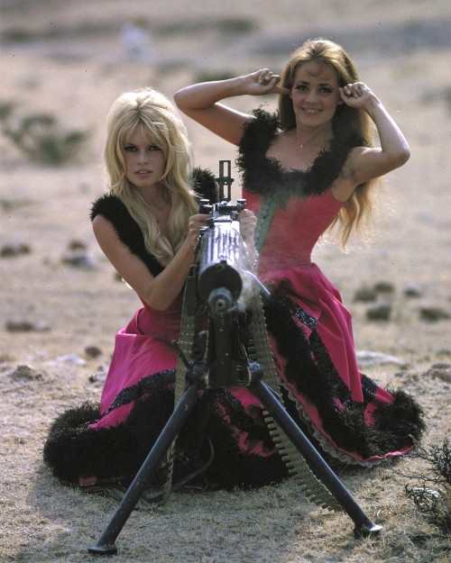 gatabella:  Brigitte Bardot in Jeanne Moreau in Mexico making Viva, Maria! (1965)“And