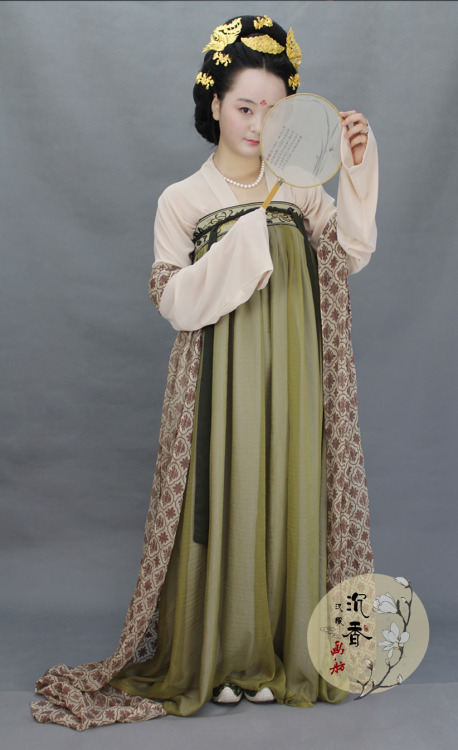 changan-moon:Traditional Chinese clothes, hanfu by 沉香画舫.  See previous post of 沉香画舫 HERE.  Their sty