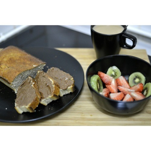 Good morning! Batata cake, fruit and coffe with vegetal milk. #healthy #comesano #fit #fitness #food