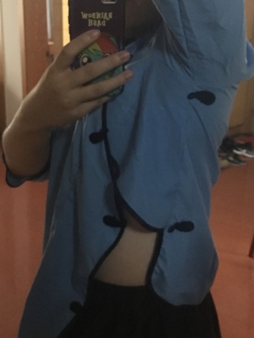 Traditional student uniform. 回家了，试试淘宝上新买的衣服。 腋下的纽扣有点反人类啊，超难扣上。 衣服下摆有点肥大(•́₃•̀)