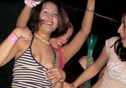 More nip slips and pussy slips pics at http://pussyslip.tumblr.com/