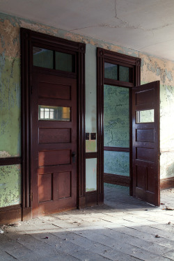 ianference:The doors and moulding throughout the original building complex at Westborough State Hospital are of a lovely wood that managed to survive unpainted since 1884.  This is a feature almost never seen in asylums, as it was cheaper to just slather