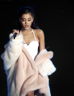 yourstrulys:  Ariana Grande performs on stage