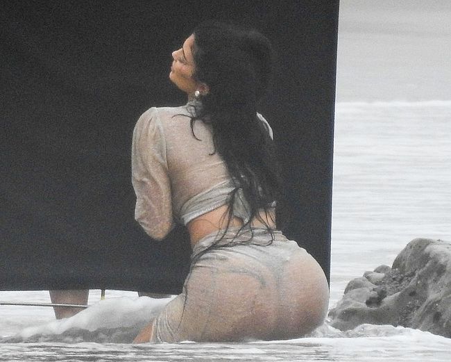 Kylie Jenner Paparazzi See Through Beach Photos  (more…)View On WordPress