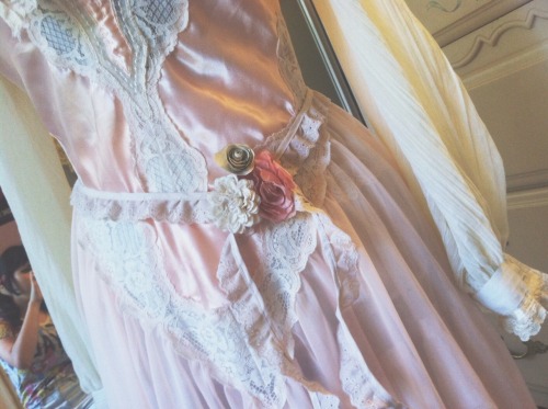 darlingamidala: I found this lovely negligee at a thrift shop this weekend~ It goes perfectly with m