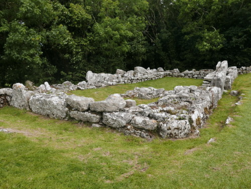 Din Lligwy Romano-Celtic Settlement, Anglesey, 31.7.17. The site sits on top of a raised ledge of St