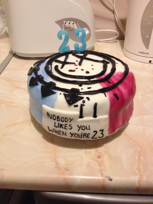 themarktomtravisshow:  faith-theslayer:  It’s my birthday tomorrow 29-10!!! And look what my awesome girlfriend made me. I’m a lucky girl for sure… And a big Blink-182 fan of course!  someone please make me this for my 23rd birthday 