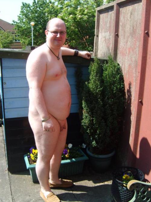 bigtruckbehr:jasonthedudeuk:Here are some photo’s of me in my garden from 2010. I don’t get to be na