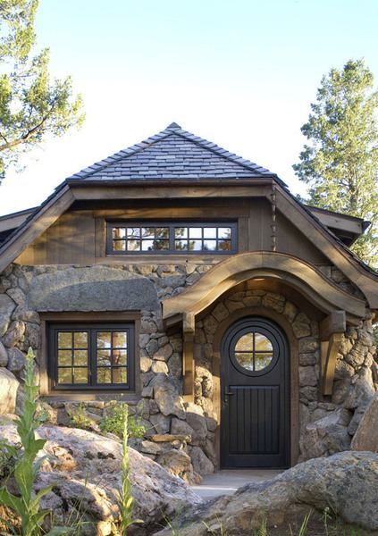 balusgirl:  briuniverse:  simplefascination:  450 Sq. Ft. Small Mountain Cottage | Tiny House Pins  