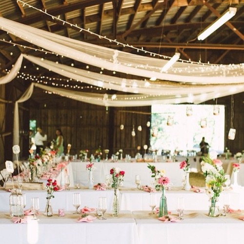 Modern, fresh & pretty decor at this gorgeous DIY barn wedding on www.bridalmusings.com featurin