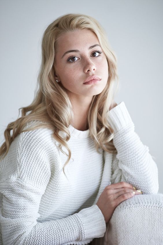 Alexis (18 Photo)