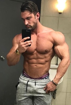 musclehank:  Fuck me bro