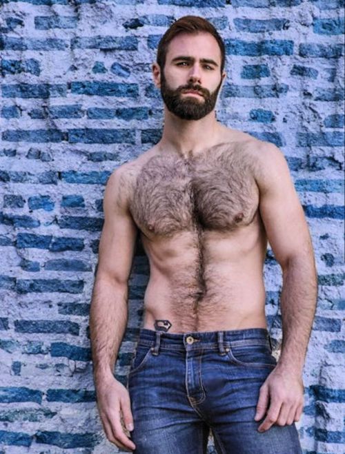 angel-amable:  Es Superguapo!!! Y hace videoclips musicales. 