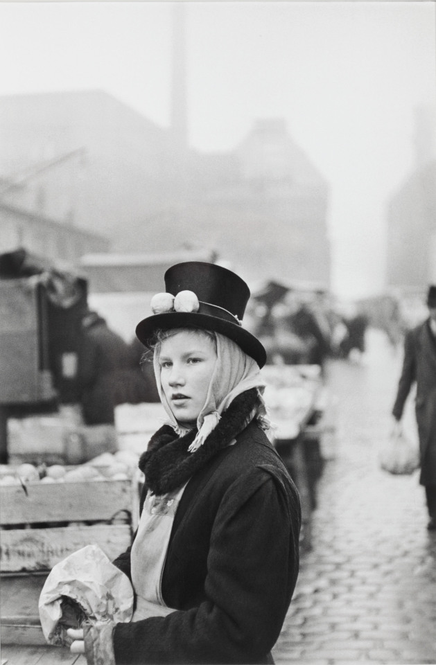 agelessphotography:Hamburg, Fish Market, Lemon Seller, Henri Cartier-Bresson, 1952