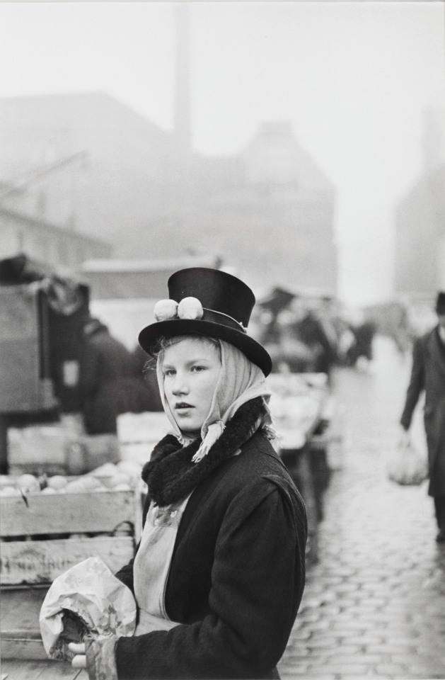 Hamburg, Fish Market, Lemon Seller, Henri Cartier-Bresson, 1952