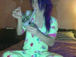 peanuttgirl:  hitman dabs in my onsie :]