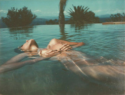 sh8na:  Swim Good Helmut Newton, St. Tropez (1975) WWW.SH8NA.TUMBLR.COM