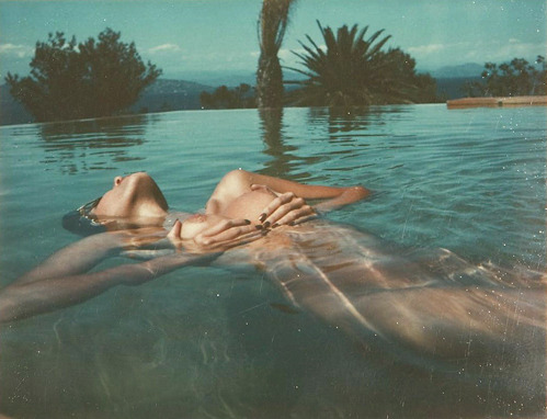 Swim Good Helmut Newton, St. Tropez (1975) WWW.SH8NA.TUMBLR.COM