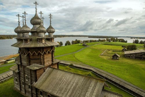 ohsoromanov:The Church of the Intercession and the Chapel of the Archangel Michael in Russia’s Kizhi