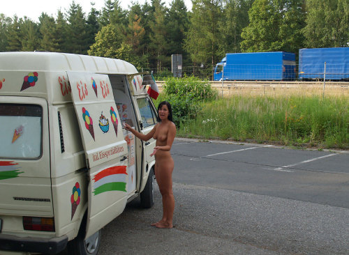 nakedgirlsdoingstuff: Naked girl makes a pit stop on holiday.Mehr Fotos der Stute vom Naunhofer Se