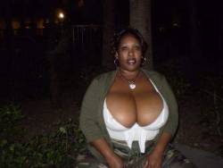 lovethemblacktitties:  Excellent cleavage