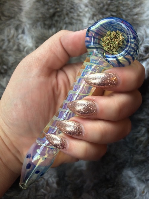 ganja-goddess:  My new sexy lil piece before and during use