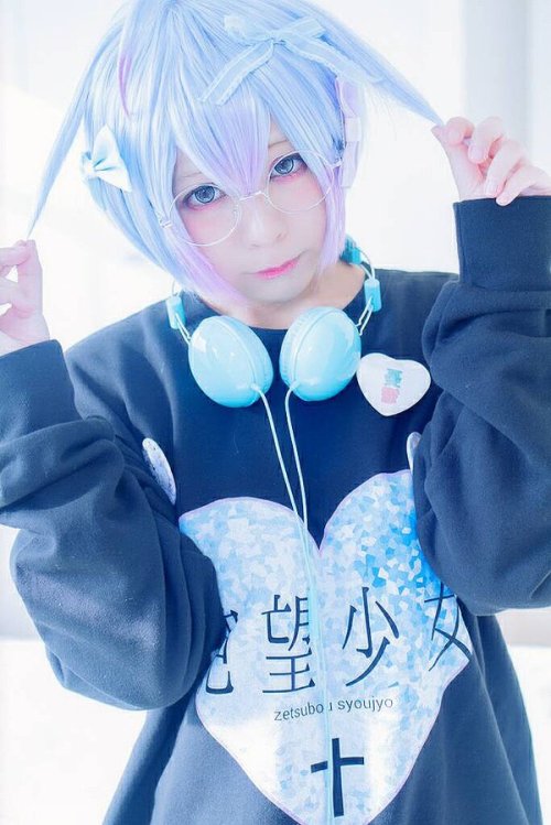 fuckyeahmenhera:  Desperate Girl (that’s what the sweater says) 