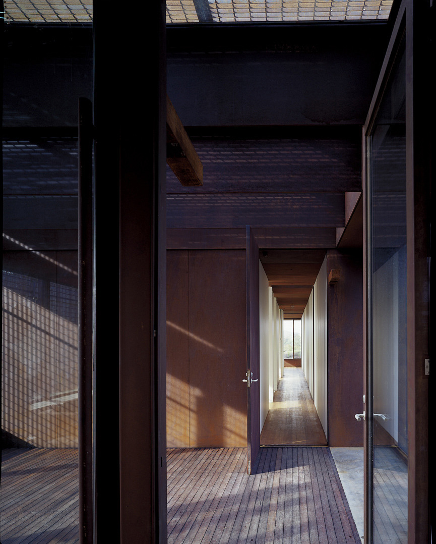 enochliew:  Glenburn House by Sean Godsell It is partially embedded into the hilltop