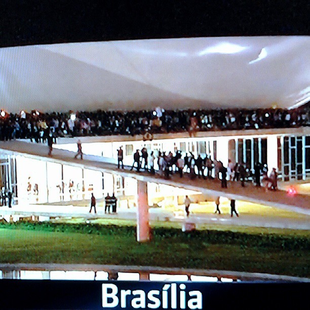 zegatto:  Teto do #congressonacional lotado #manifestantes #brasil #photooftheday