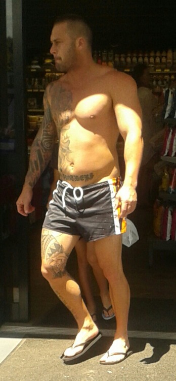 tradiewatch:Sunday footy shorts, thongs, tatts and muscle