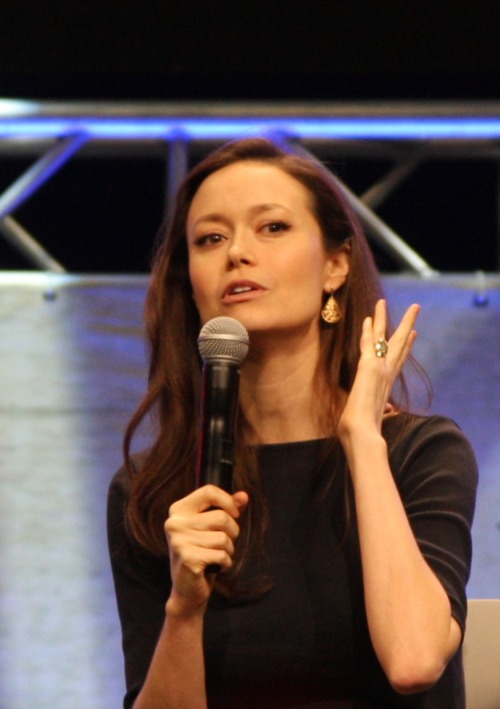 summerglaucom:  Awesome moments from Comikaze with Summer Glau.See more images of Summer at Comikaze Expo 2015 at http://photos.summer-glau.com/index.php?cat=135