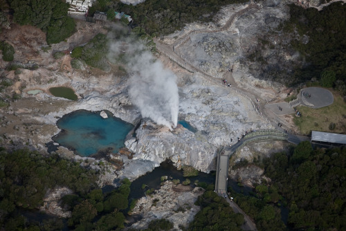 Pohutu GeyserRotorua, NZ© Alex S. MacLean / Landslides Aerial Photography / http://alexmaclean.comFo