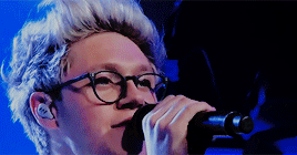 stealmyniall:  Niall + blue