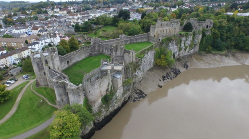 Chepstow Castle (Moonmothshire, Wales).Construction on Chepstow Castle, on the south bank of the Riv