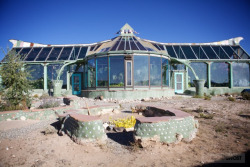 laughing-treees:  papalagiblog:  http://earthship.com