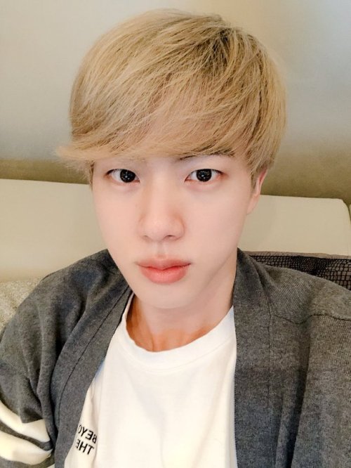 190410 Jin’s Tweet 다녀오겠습니당 pic.twitter.com/EVfm4zKtOh We’re offff(T/N: He elongated the vowel 