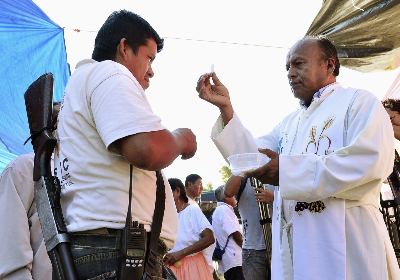 Decenas de miembros de los llamados “grupos de autodefensa” retienen a una quincena de agentes de la Policía local y han tomado la localidad de Parácuaro, en el estado de Michoacán (Mexico), donde varios pequeños municipios han sido tomados por estas...