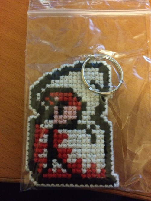 kuroi-sakura:rebelwhispers:lamiavuinuet:White &amp; Red mage Key Chains now available!Joining Black 