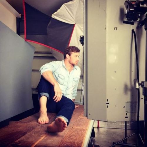 maleceleb-feet:  Derek Theler