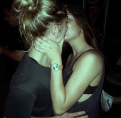 fuckyeah–lesbians:  **