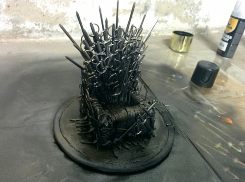 merichuel: So… I dediced to make a mini iron throne for my mobile phone. A couple of hours, l