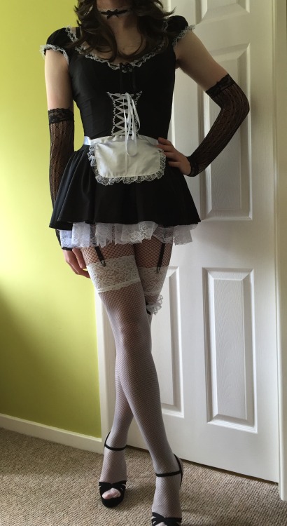 vanfair99: sissygurlholly: super awesome sissy maid!  i love the white stockings of the nets :) What
