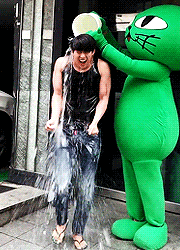 hobuttismystyle:  wan3hearts:  taecmeaway: Ok Taecyeon does the Ice Bucket Challenge