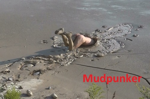 mudpunker:Mudpunker jump in mud