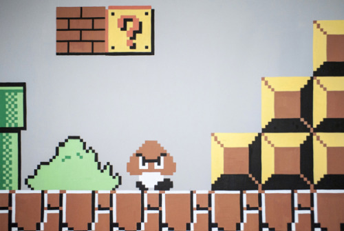 logoside:  El duro trabajo (yo, por lo menos, lo veía más sencillo) de decorar una pared a lo Super Mario. El autor es Rubém Vaquero y aquí tenéis más imágenes del proceso de creación. 