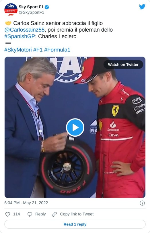 🤝 Carlos Sainz senior abbraccia il figlio @Carlossainz55, poi premia il poleman dello #SpanishGP: Charles Leclerc  ➖#SkyMotori #F1 #Formula1 pic.twitter.com/ralFawBOrs  — Sky Sport F1 (@SkySportF1) May 21, 2022